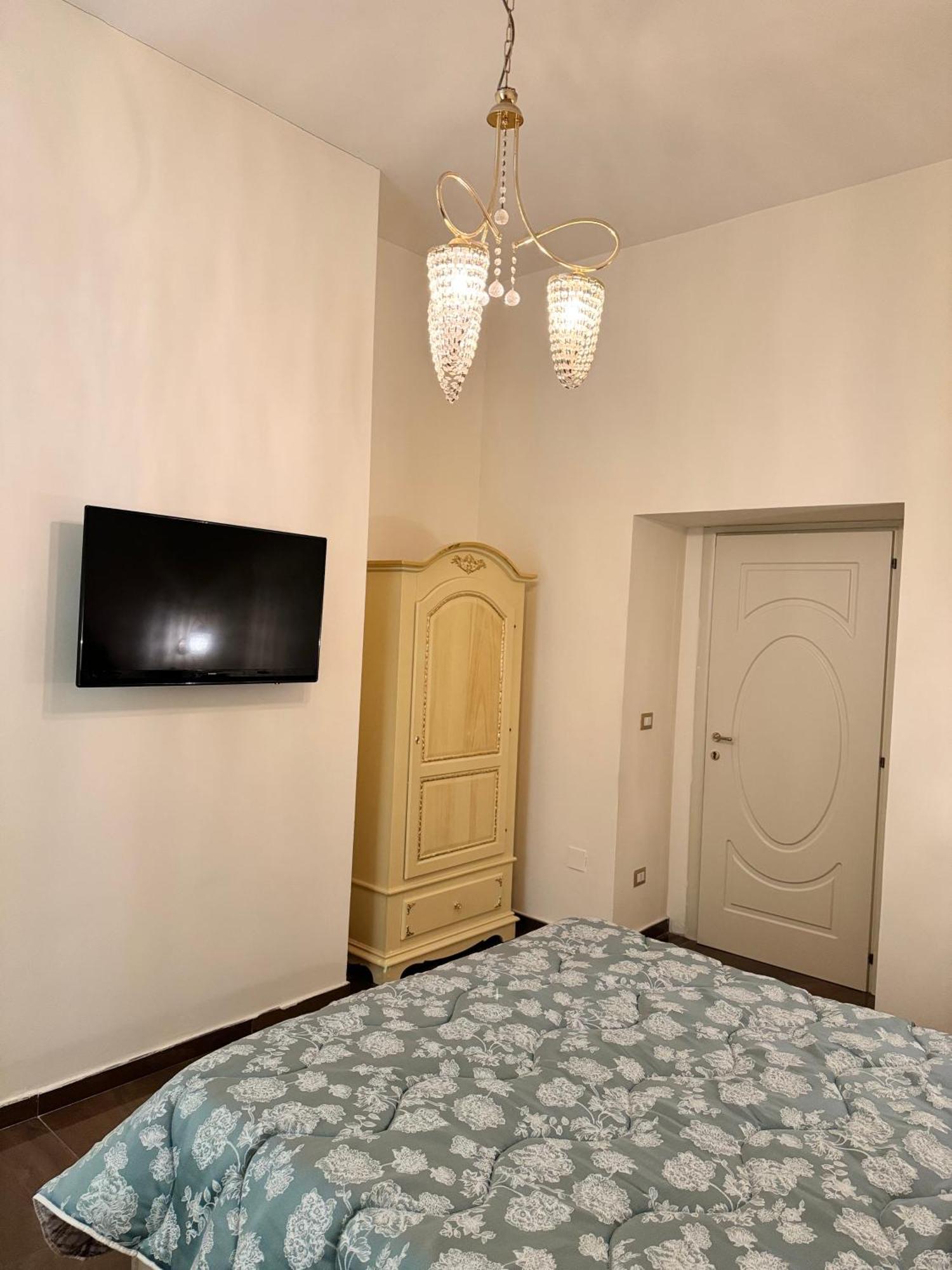 Beb Mariafrancesca Bed & Breakfast เนเปิลส์ ภายนอก รูปภาพ