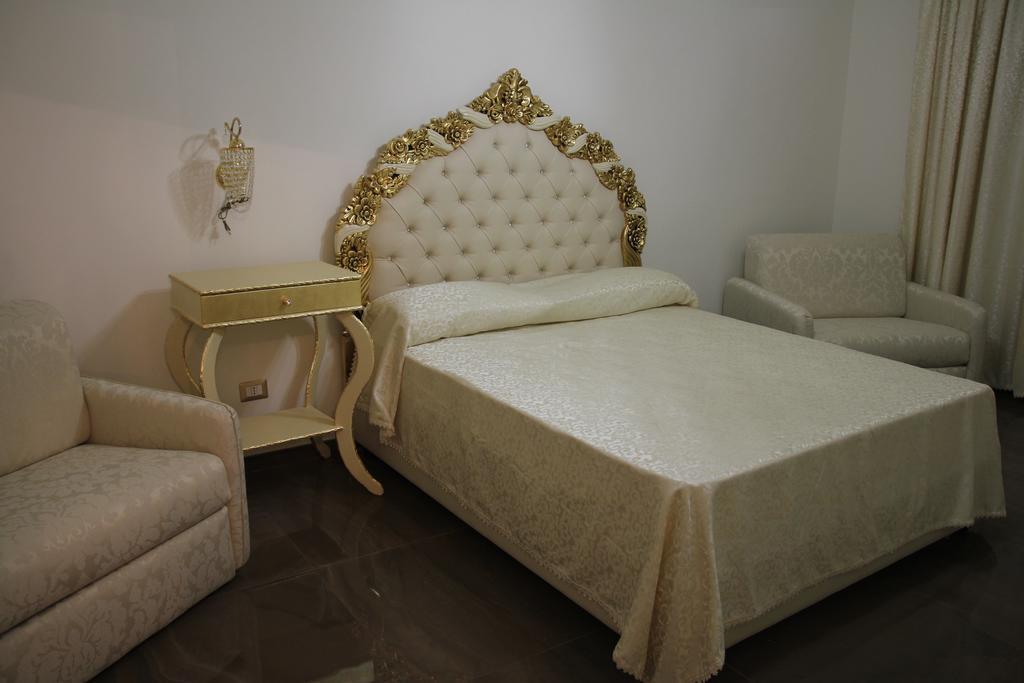Beb Mariafrancesca Bed & Breakfast เนเปิลส์ ภายนอก รูปภาพ