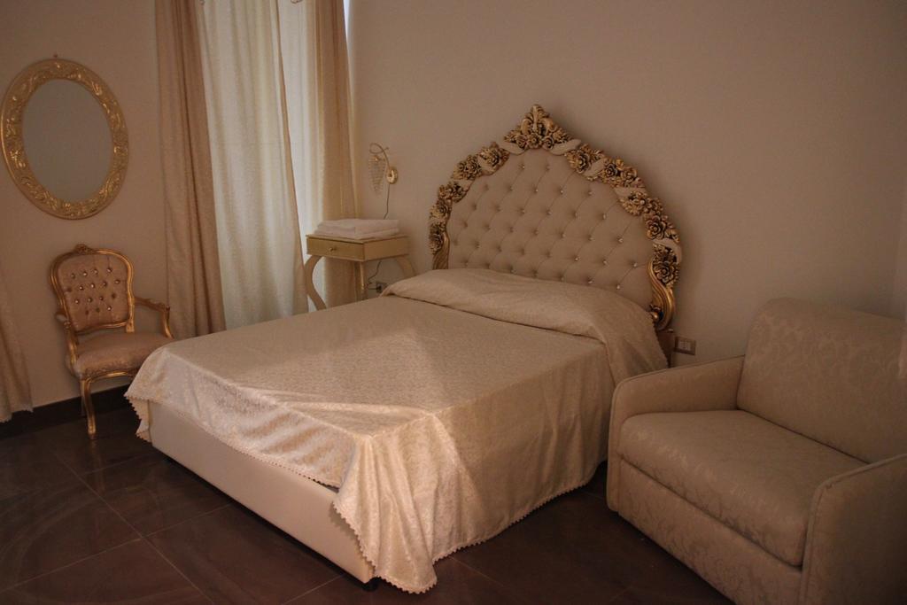 Beb Mariafrancesca Bed & Breakfast เนเปิลส์ ภายนอก รูปภาพ