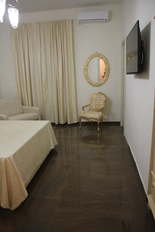 Beb Mariafrancesca Bed & Breakfast เนเปิลส์ ภายนอก รูปภาพ
