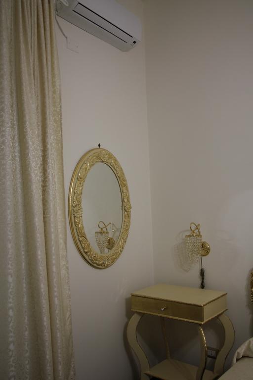 Beb Mariafrancesca Bed & Breakfast เนเปิลส์ ภายนอก รูปภาพ
