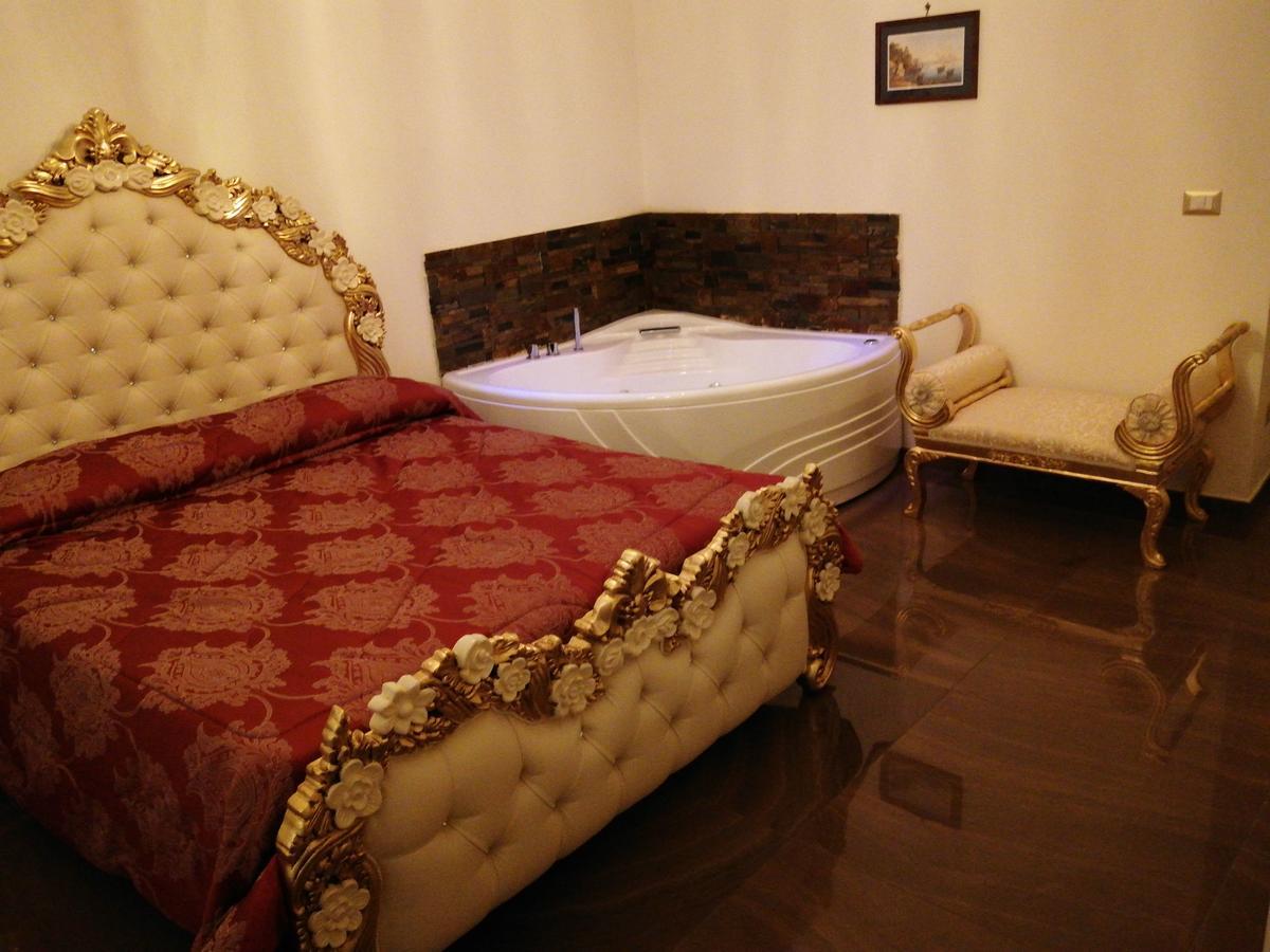 Beb Mariafrancesca Bed & Breakfast เนเปิลส์ ภายนอก รูปภาพ