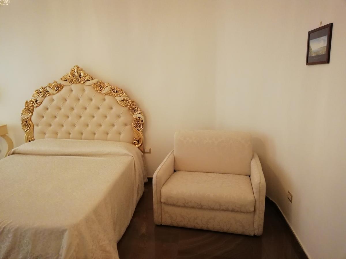 Beb Mariafrancesca Bed & Breakfast เนเปิลส์ ภายนอก รูปภาพ