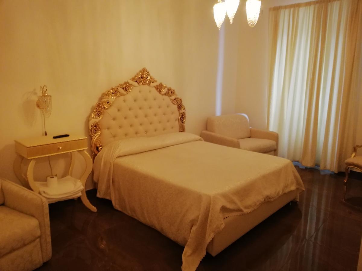 Beb Mariafrancesca Bed & Breakfast เนเปิลส์ ภายนอก รูปภาพ
